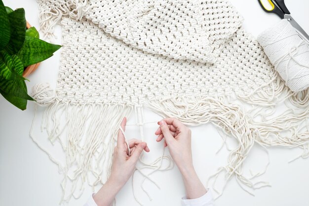 Ruky vyšívajú na látke